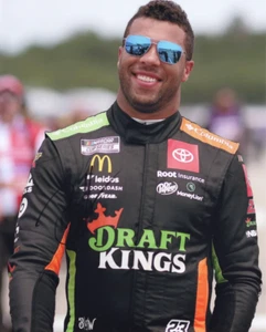 HANDSIGNIERT 2021 Bubba Wallace #23 Pit Road Walk DRAFTKINGS FIRESUIT (Pocono Rac - Bild 1 von 1