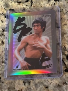 BRUCE LEE # 119 RECUERDO 50 ANIVERSARIO TARJETA REFRACTOR - Imagen 1 de 3