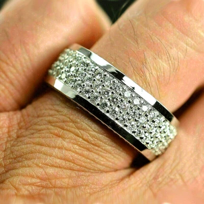 Anillo de banda redondo de diamantes creados por la eternidad de 2 quilates con acabado de oro blanco de 14 k plateado Foto 1 de 4