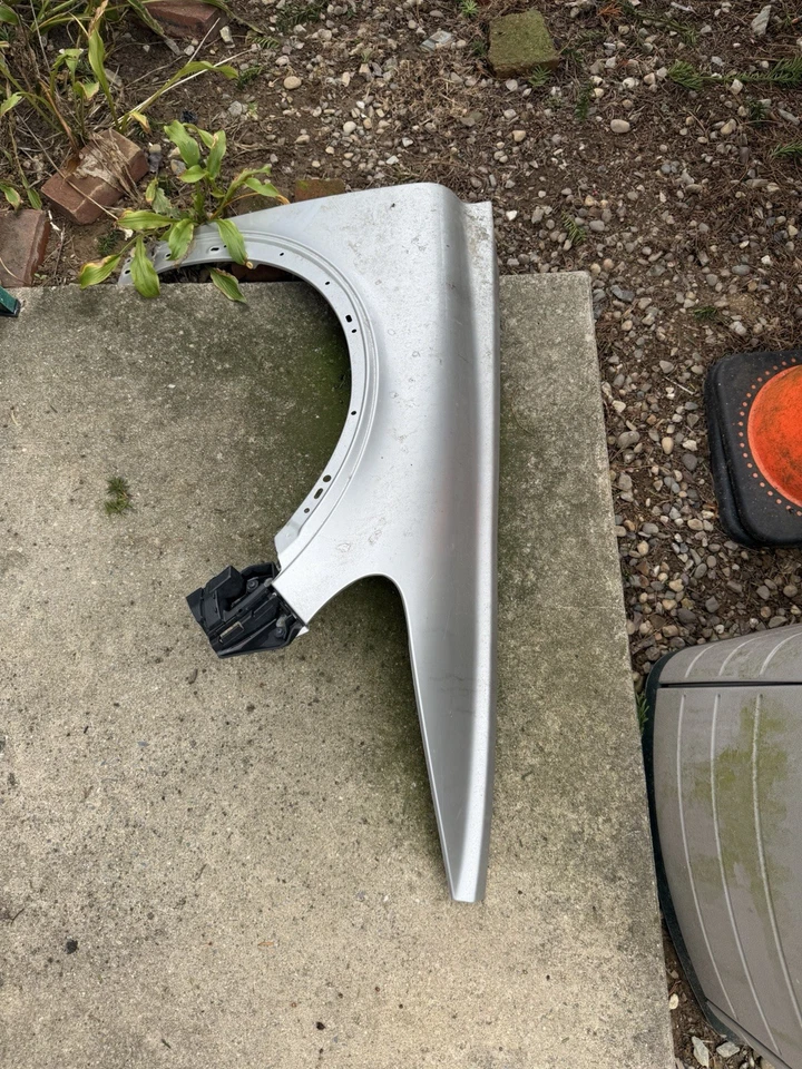 Volvo C30 2007-2010 panel de cubierta del guardabarros del lado del pasajero delantero con molduras OEM Foto 1 de 4