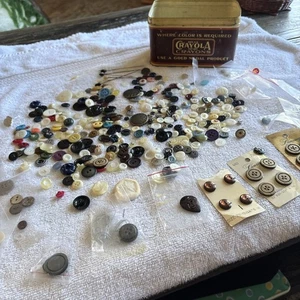 Vintage Crayola Tin Full Of Vintage Buttons Landsing Co Lidz Bros Pins Too. - Picture 1 of 24
