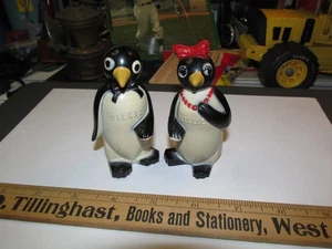 Vintage Willie und Millie Pinguin Salz und Pfefferstreuer. Kool Zigaretten - Bild 1 von 4