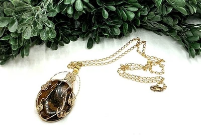 Collar colgante ojo de tigre con envoltura de alambre de oro y cadena Foto 1 de 4