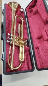 Trompeta YAMAHA YTR-1335 acabado lacado dorado con estuche y boquilla 11B4 - Imagen 1 de 2