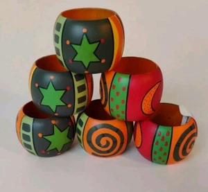 Pier 1 Set di 6 Anelli Tovagliolo in Legno Dipinti a Mano Made in India Luna/Stelle/Vortice - Foto 1 di 6