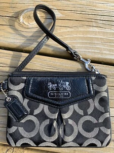 Pulsera Coach Signature Negra y Plateada con Dije Coach, Correa, Top con Cremalleras - Imagen 1 de 11