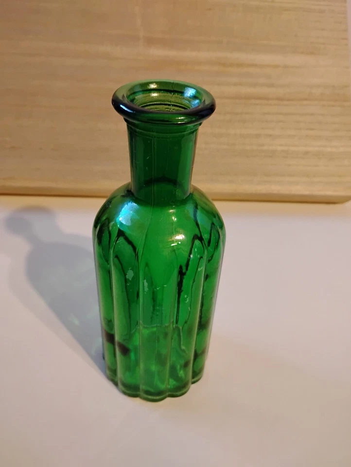 JARRÓN DE FLORES ACANALADAS CUELLO DE BOTELLA VERDE ESMERALDA Foto 1 de 1