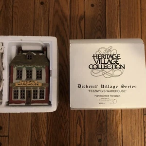 Magazzino Fezziwigs serie Dickens Village Dept 56 in scatola originale - Foto 1 di 2