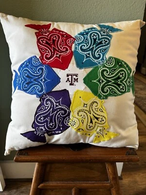 Almohada de peces colorida hecha a mano Texas Aggie A&M. Decorativo universitario único en su clase  Foto 1 de 4