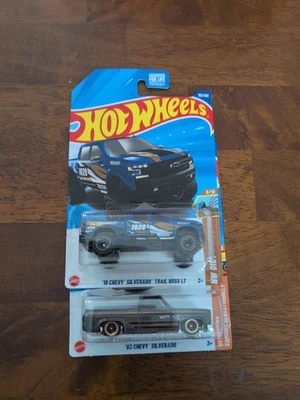 Chevy Silverado 2025 Hot Wheels 157/250 '83 gris y Silverado LT 2019 azul Foto 1 de 3