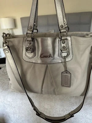 BOLSO DE HOMBRO COACH ASHLEY F15513 CUERO BLANCO PERLA Bolsillos, 3 correas plateadas Foto 1 de 4