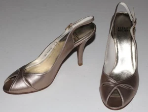 Sandalia Stuart Weitzman 8 de cuero de oro pálido estrecho tacón de 3,75  - Imagen 1 de 9