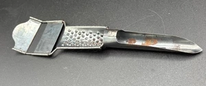 Vintage Primitive Dose 9 1/2" Küche Multitool Selten Reibe Entkerner Rasierer - Bild 1 von 5