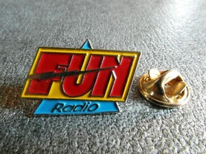 RARE PINS PIN'S - FUN RADIO - LOGO - SIGLE - ECLAIR - MUSIQUE - Signé AUDIOVISON - Imagen 1 de 3