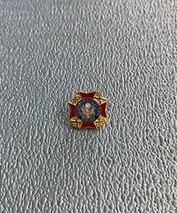 Veterans Of Foreign Wars VFW Golden Lapel Pin - Picture 1 of 3