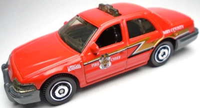 2017 MATCHBOX '06 FORD CROWN VICTORIA FIRE CHIEF RED 1:71 DIECAST 3" CAR W/ GOLD - Image 1 of 4