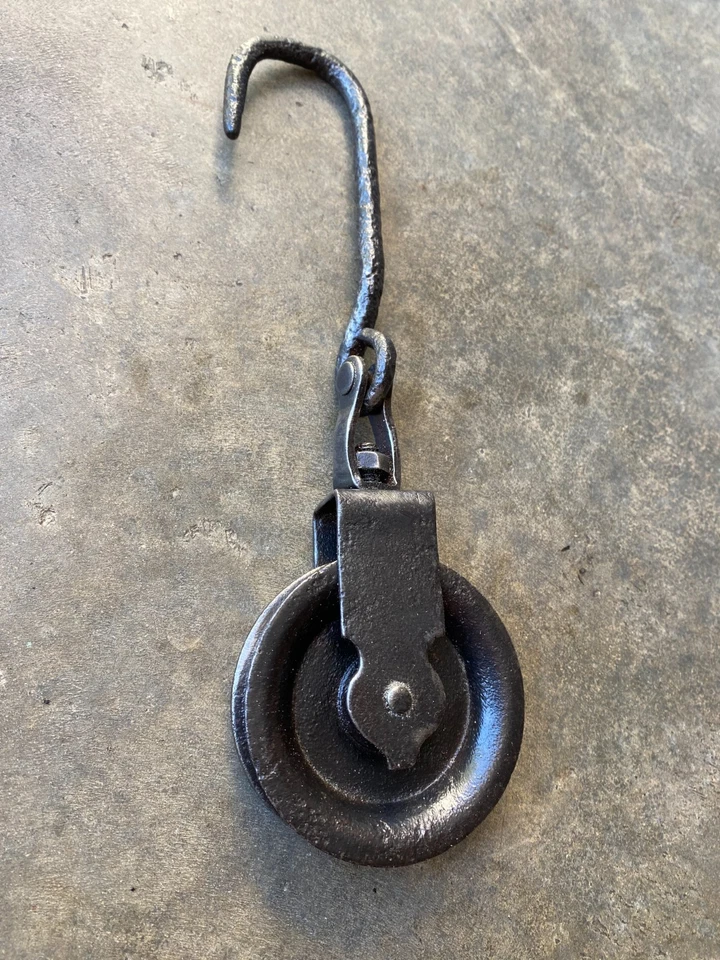 Ancienne petite poulie en fer  H 26 cm - Photo 1/2