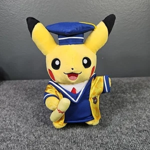 Pokemon Center Graduate Pikachu Poké Plüschtier - 8 Zoll  - Bild 1 von 6
