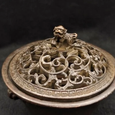 Antigua estatua china de bronce púrpura de tres patas cubierta de león quemador de incienso Foto 1 de 4