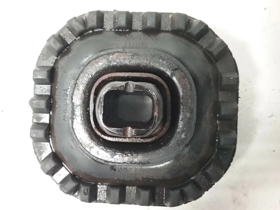 2000 Chevy Express 1500 ( Van) Body Mount Frame Cushion  15727514  5.0L  V8  2WD Foto 1 de 4