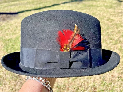 De Colección Bailey's Negro 100% Lana Clásico Fedora Sombrero Talla 7 1/4" con Pluma Roja Foto 1 de 4