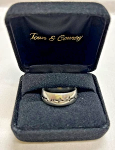 Anillo de plata de ley 925 banda ancha de 6 mm talla 9 imágenes de tiburones alrededor, en caja de regalo - Imagen 1 de 7