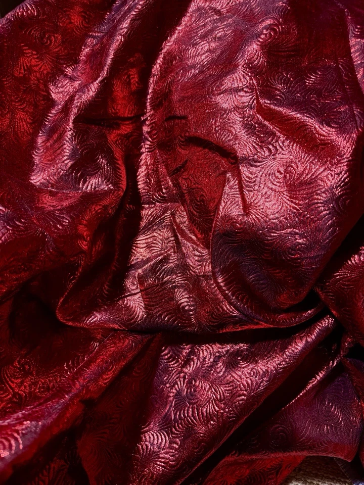 红色金属跛脚面料 8.5 码批量法国 Fleur De Lis 维多利亚哥特式风格 — 第 1/4 张图片