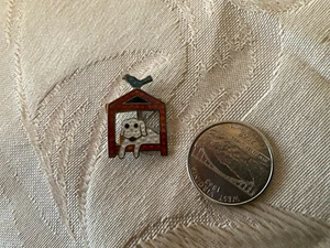 Vintage Metal Enammeled White Dog Looing Out of Red Dog House Pin Brooch 1105 - Picture 1 of 2