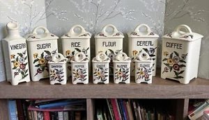Vintage Kitschy Floral Germany signiert Staffel Keramik Kanister/Gewürz Deckel Set - Bild 1 von 24