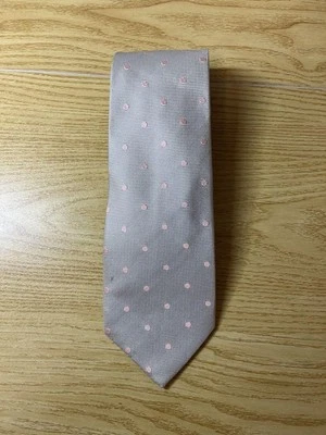 Cravatta da collo Drake's argento rosa a pois 100% seta fatta a mano in Inghi... - Immagine 1 di 2