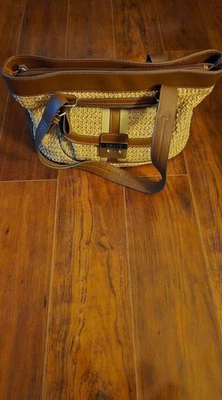 ¡Cartera de hombro Chaps tejida marrón de cuero vegano con asas dobles! Foto 1 de 4