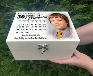 Caja de recuerdo de madera personalizada, regalo de 30 cumpleaños, madera maciza de pino. - Imagen 1 de 12