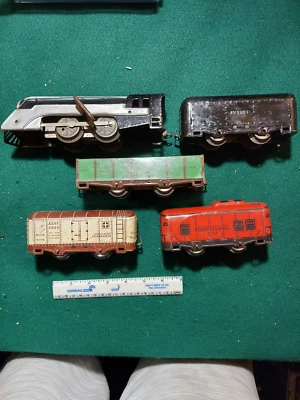 HAFNER O SCALE #1010 WIND UP ENGINE AND CARS - Image 1 of 4