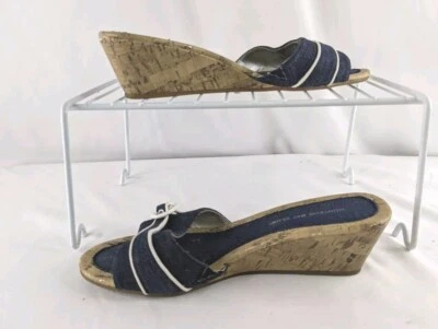 Sandalias Montego Bay Club Talla 7 1/2 AMPLIAS Punta Abierta Cuña Corcho Slide Denim y Blanco Foto 1 de 4