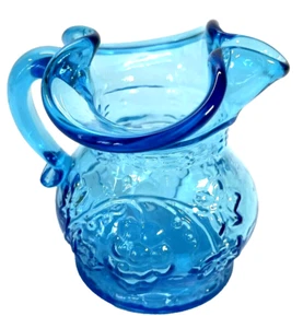 Mini jarra de vidrio azul vintage con mango aplicado de uvas y hojas 3D 3" de alto - Imagen 1 de 11