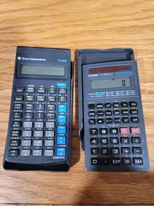 Par de calculadoras vintage Texas Instrument y Casio con fundas - Imagen 1 de 4