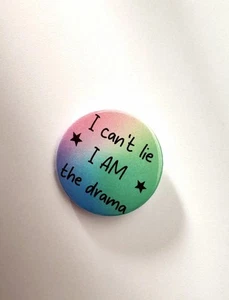 I Can't Lie I Am The Drama Abzeichen Schlüsselanhänger lustiges Geschenk für Freunde Strumpf Füller - Bild 1 von 6