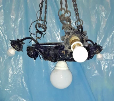 Raro antico lampadario ferro battuto originale epoca Liberty rose foglie 4 luci - Immagine 1 di 4