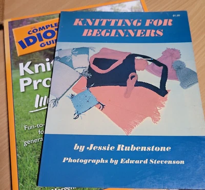 Lot of 2 Knitting Books - Knitting for Beginners & Idiot's Guide to Knitting PB - Image 1 of 4