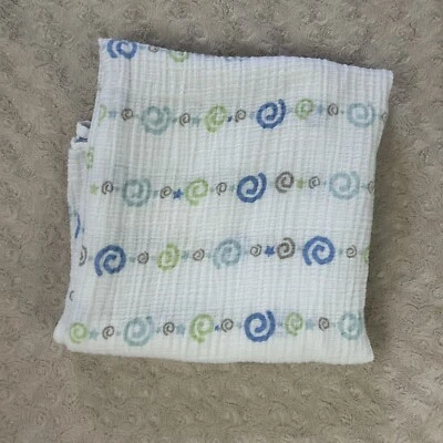 Manta de muselina para bebé Aden + Anais Stars Swirls blanco azul gris verde Foto 1 de 4