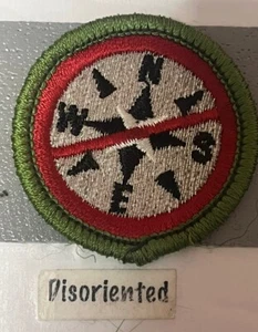 DESORIENTIERTE VERLORENE RICHTUNG VERDIENSTABZEICHEN AUFNÄHER JUNGE SCOUT AUFNÄHER LUSTIGE SPOOF BS - Bild 1 von 1