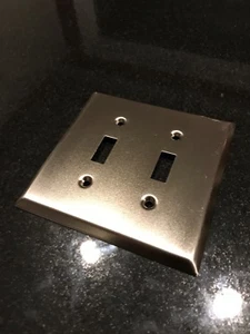 Placa de conmutación tradicional GE de doble palanca de níquel cepillado/satinado - Imagen 1 de 2