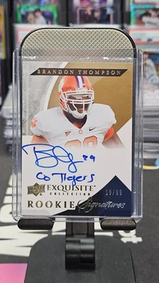 Exquisite Rookie Signatures 2012 Brandon Thompson #/99 inscripción Go Tigers🔥 Foto 1 de 2