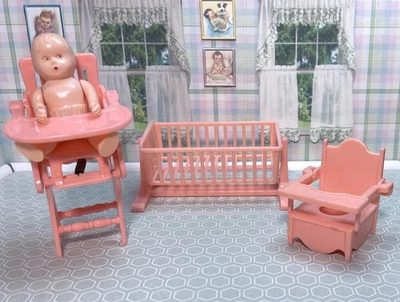 ARTÍCULOS DE GUARDERÍA ROSA Y BEBÉ Muebles de colección para casa de muñecas Renwal plástico 1:16 Foto 1 de 4