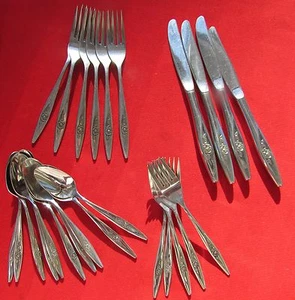 Lotto di pezzi da pranzo modello rosa duratura di Oneidacraft Deluxe inox - Foto 1 di 30