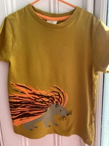 Mini Boden Mustard Porcupine Design Boys T-Shirt Aged 5 To 6 - Picture 1 of 5