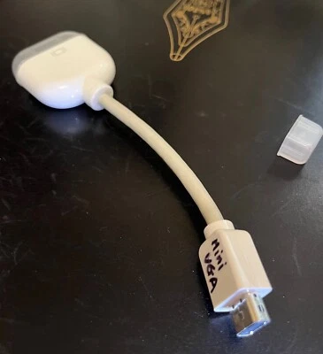 Mini-VGA to VGA & Mini-DVI to VGA adapters for Apple Macbook OEM - Image 1 of 3