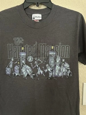 Camisa Gráfica Personajes Fantasmas Personajes Mansión Embrujada Hanes Parques Disney Talla Pequeña Foto 1 de 4