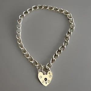 "Pulsera de ley inglesa con eslabones de bordillo vintage con candado de corazón, 7,5"" 7 g" - Imagen 1 de 5