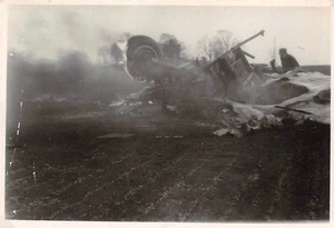 Abgestürztes brennendes Flugzeug Flugplatz Schatalowka Ostfront - Bild 1 von 2